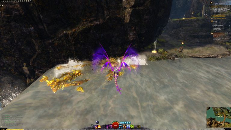 Durchgang ist unter Wasser, wo die Algen an der Wand treiben